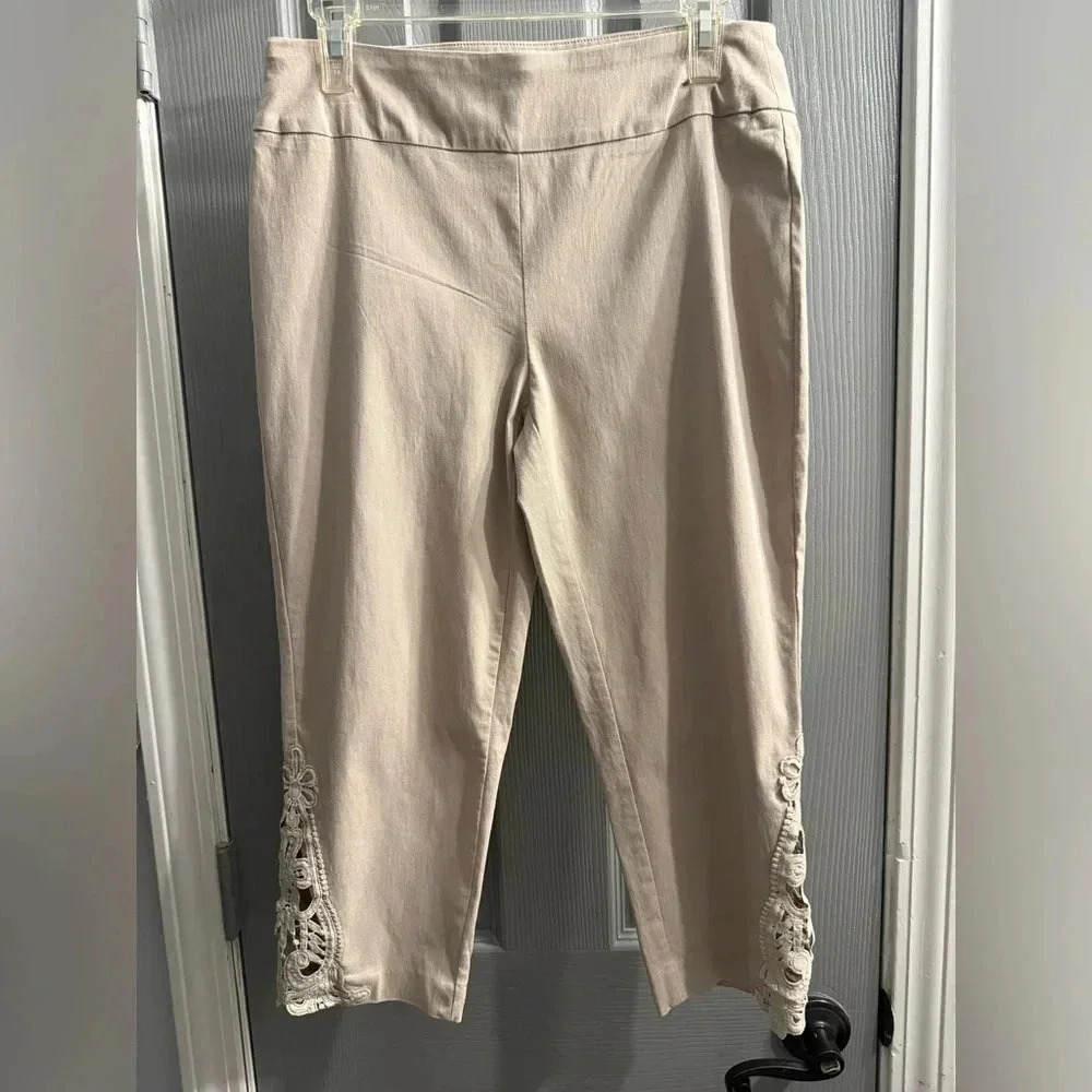 Jessica Riley pull on stretch capris with beautiful lace design on legs size Med